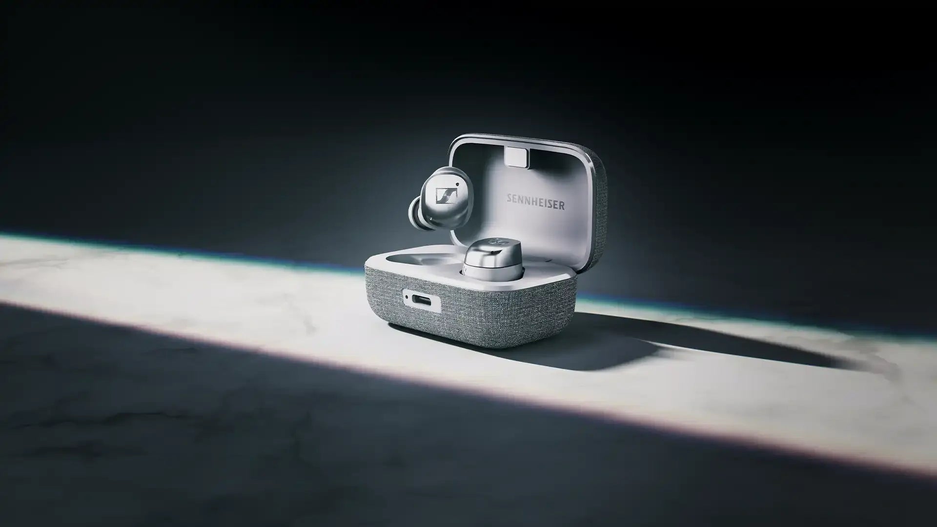 White Silver Momentum True Wireless 4 Desktop